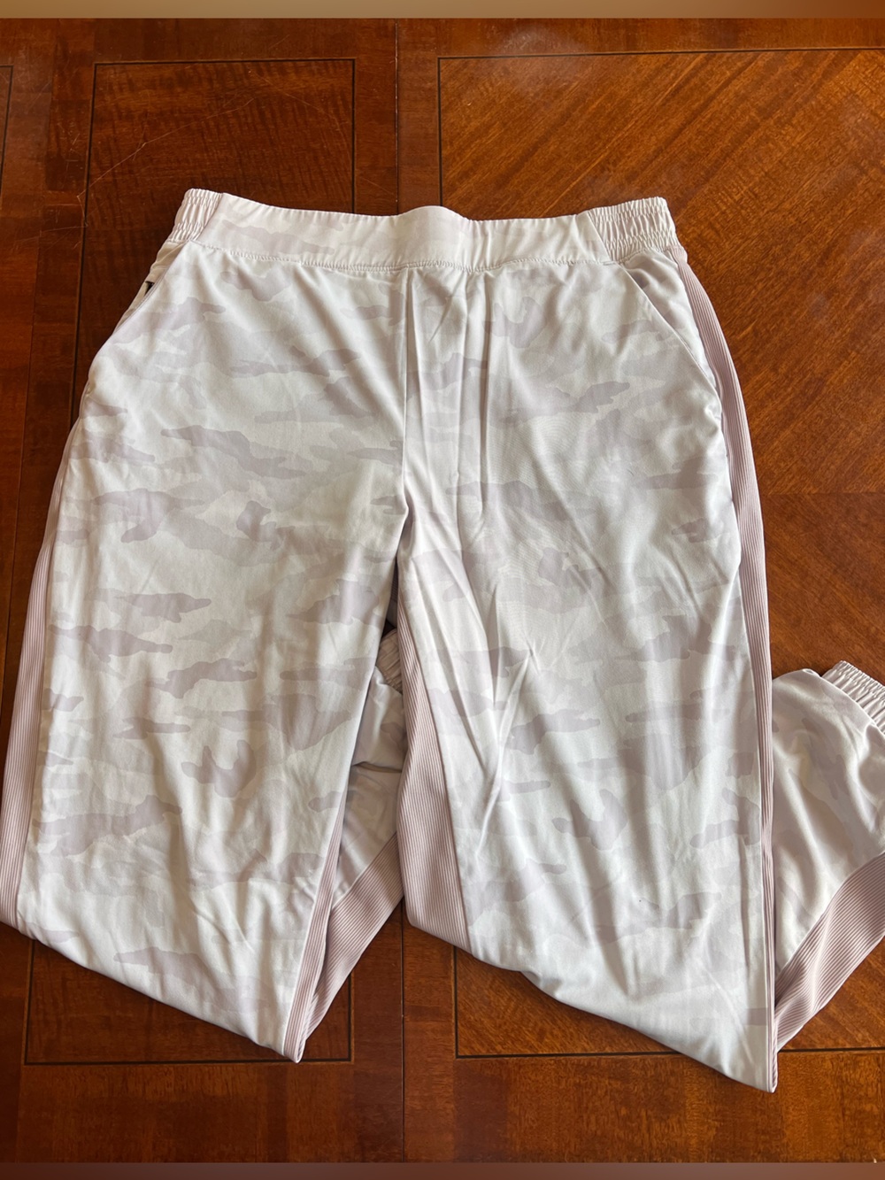 Women’s ATHLETA Brooklyn Lined Shasta Pale Purple Camp Joggers Pants Size 14